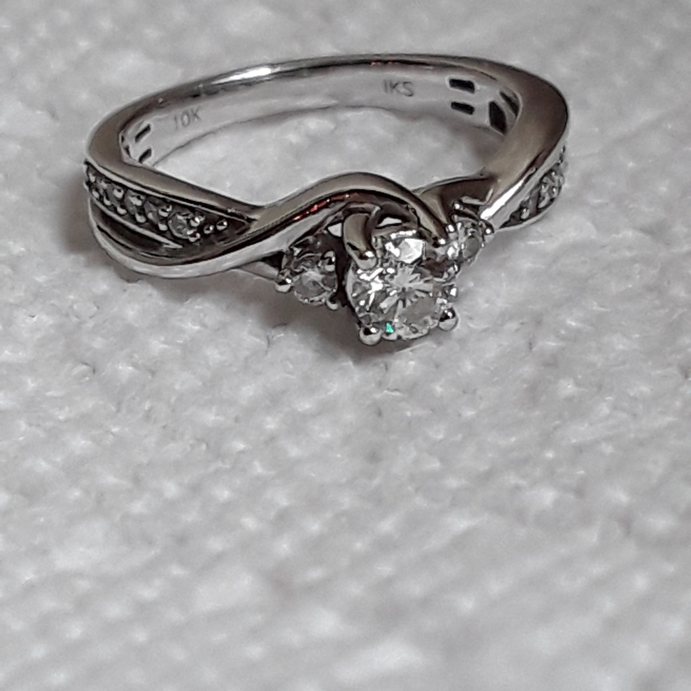 1/3ct.diamond 10kt.white gold w/paperwork (Jared)